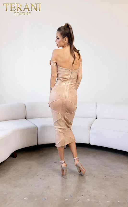 Robe moulante à épaules dénudées en jacquard métallisé style 241C2318